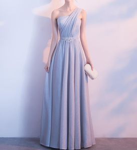 Eleganta Silver Grey Bridesmaid Klänningar Lång En Shoulder Golv Längd Skinnande Tyg med Mjuk Foder