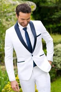 Moda White Groom Tuxedos Black Szal Lapel Groomsmen Ślub Smokingi Popularne Mężczyźni Formalna Blazer Prom Kurtka Kostium (kurtka + spodnie + krawat) 1596