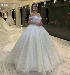 2020 Elegant Lace Bröllopsklänningar Brudbollklänningar V Neck Puffy Lace Appliques Bröllopsklänningar Petites Plus Size Custom Made