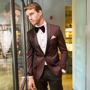 Красивый бордовый Slim Fit Мужские костюмы выпускного вечера Шаль отворотом Свадебные костюмы для мужчин Groomsman Смокинги Одной Кнопки Пиджаки Куртка + Брюки + Галстук-бабочка