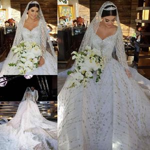 Luxury Crystal Ball Gown Wedding Dresses V Neck Långärmad Dubai Arabiska Bröllopklänningar Med Katedral Tåg Plus Storlek Bröllopsklänning Anpassning