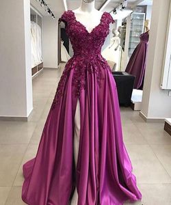 Lila prom klänningar djupa v hals spetsar applikationer pärlor sida delad golv längd plus size mor kväll quinceanera party klänningar