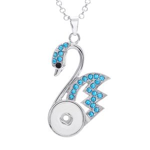Оптово-18мм кнопка оснастки кулон ожерелье Multicolors кристалл 3 цвета для вариантов лебедя формы с серебряным гальваническим змеиного цепи