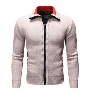 メンズセーターユース秋と冬のカジュアルなソリッドカラープラスベルベット肥厚メンズスタンドカラー長袖カーディガン
