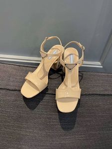 두꺼운 발 뒤꿈치 높은 발 뒤꿈치 여성의 신발 여름 해변 신발 패션 쇼 2020 새로운 최상위 디자이너 신발 패션 삼각형 메달 진짜 가죽 샌들
