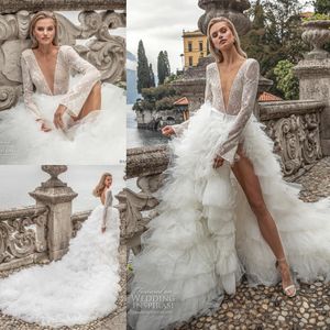 Amazing Lace Långärmade Bröllopsklänningar Deep V Neck Backless Bridal Gowns En linje Tiered Side Split Tulle Robe de Mariée