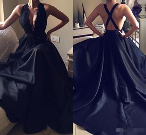 Prom Seksi Siyah Elbiseler Yular Daldırma V Boyun Satin Dantel Aplike Boncuklu Çapraz Kayışlar Kat Uzunluğu Resmi Akşam Elbisesi Plus Boyut