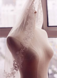Imagens reais curtas véus nupciais suaves tule com véus de casamento de applique florais