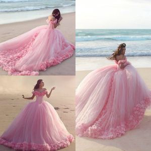 Abiti Quinceanera rosa con applicazioni floreali con spalle scoperte Abito da ballo in tulle gonfio Abito da ballo Dolce 16 Abiti abiti da