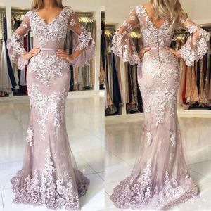 Underbara Mermaid Prom klänningar Long V Neckirusion Fit och Flare Bell Sleeves Lace Appliques Evening Party Gowns With Sash Sweep Train