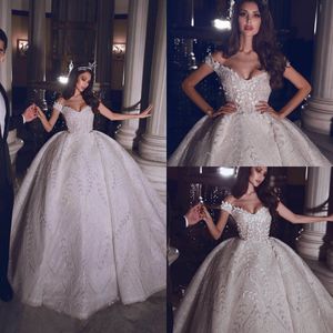 2020 Wunderschöne Ballkleid-Hochzeitskleider mit 3D-Blumenapplikationen und Perlen, Sweep-Zug, maßgeschneidertes arabisches Hochzeitskleid
