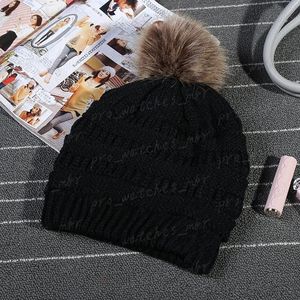 Unisex Modne Kapelusze Zimowe Dzianiny Futro Poms Beanie Label Fedory Luksusowe Kabel Slouchy Czaszki Czapki Moda Rozrywka Beanie Kapelusze Outdoor H028