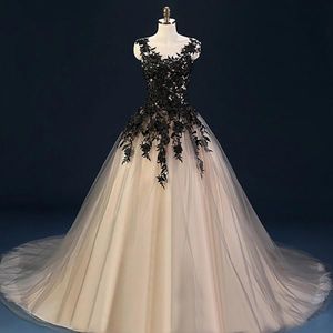 Gothic champagne och svart bollklänning bröllopsklänningar Sheer Neck Ärmlös Lace Appliques Tulle Corset Brudklänningar med domstolståg