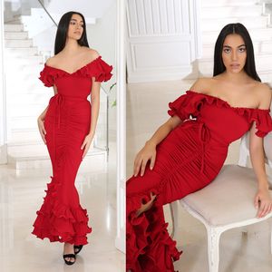 Red Prom Dresses Wielowarstwowe Ruffles Off Ramię Krótki Rękaw Suknie Wieczorowe Sexy Front Split Syrenka Runway Moda Dress