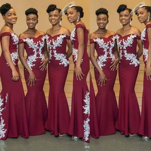 Nya Afrikanska Burgundy Land Bridesmaids Klänningar Långt Av Skulder Vit Lace Appliques Mermaid Billiga Satin Sweep Train Bröllop Gästklänningar