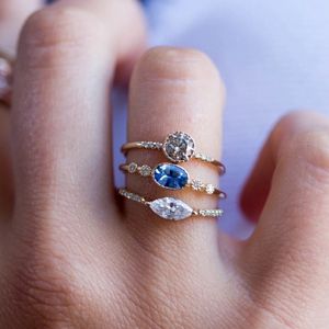 Luksusowe żeńskie ślubne obrączki niebieski czerwony cyrkon kamień zaręczynowe pierścienie dla kobiet cienkie pierścionki zespół układania pierścieni hurtowych
