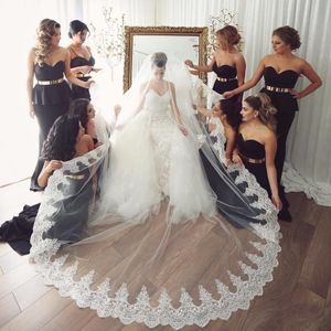 Hot Sale Billiga Bröllopslöjor med Lace Appliqued Edge 2,5m Lång kapellängd Bridal Veil Tulle med kam för kvinnor Hårtillbehör