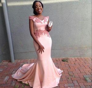 Rosa sjöjungfrun från axelkvällsklänningen V Neck Lace Appliques Bead Sequin Africa Dress Sweep Train Satin Bridesmaid Gowns 2019