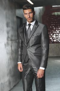 ファッションシャイニーグレー新郎Tuxedosピークラペルグルーマンメンズウェディングドレス人気の男ジャケットブレザー3ピーススーツ（ジャケット+パンツ+ベスト+ネクタイ）968