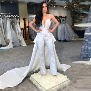 Unikalne Krajowe kombinezony ślubne z długim pociągiem koronki Appliqued odpinany pociąg suknie ślubne Sheer Neck Satin Wedding Sukienka