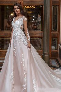 2022 Bröllopsklänning Brudklänningar Sheer Long Sleeves V Neck Embellished Lace Broderad Romantisk Princess Blush En Line Beach BC11195