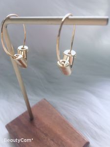 All'ingrosso- Classista classico Copper essenziale con alfabeto oro 18K Lettera grande V Orecchini per stalloni a forma di forma per donne Jewerly