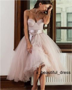 短い非公式のストラップレスのウェディングドレスビーチの花嫁のドレスの膝の長さの熱い販売ピンクチュールのウェディングガウンブライダルドレス