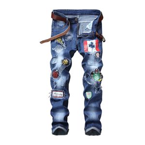 Jeans da uomo Nuovi jeans dritti sottili skinny strappati strappati strappati alla moda Pantaloni in denim con stemma per motociclisti da motociclista