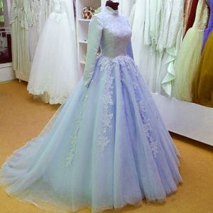 Abito da sposa musulmano a maniche lunghe con collo alto modesto, applicazioni in pizzo azzurro, abiti da sposa in tulle con una linea e strascico