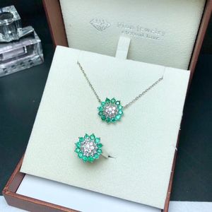 Conjunto de joyería de esmeralda colombiana natural hecha a mano hecha de anillo abierto y collar de plata de ley soild para regalo del día de la madre