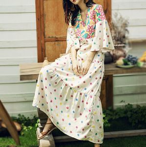 En linje Bohemian V Neck Maxi Dress Beige Cotton Floral Brodery Autumn Dresses Half Flare Sleeve Boho Beach Loose Women Dresses Vestidos