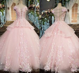Prinsessan Blush Floral Lace Quinceanera Klänningar för Sweet 16 Girls Handgjorda Blommor Kortärmad Ruffles Boll Gown Prom Graduation Gowns