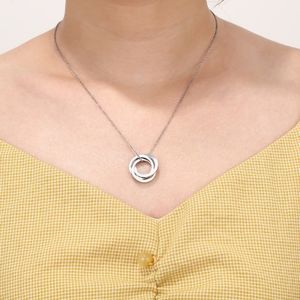 Nome inciso Collana personalizzata con 3 cerchi intrecciati Collana con ciondolo Anello russo Collane in acciaio inossidabile Regali personalizzati da donna