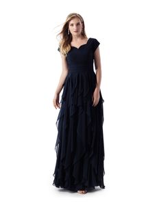 Neue marineblaue, lange, schlichte Kleider für die Brautmutter in A-Linie mit Flügelärmeln, herzförmiger, gerüschter Chiffon-Formelles Partykleid für die Mutter