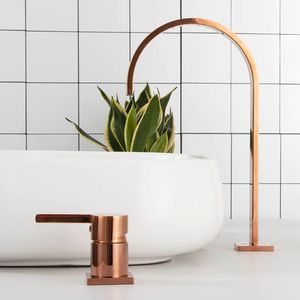 Rose Gold Latão bacia banheiro torneira longa Praça da tubulação dupla Buraco generalizada plataforma fria e quente água Mixer Tap Montado Rotatable