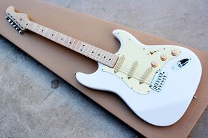 Weiße E-Gitarre mit cremefarbenem Schlagbrett, SSS-Tonabnehmern, Ahorngriffbrett und Chrom-Hardware, bietet maßgeschneiderten Service.