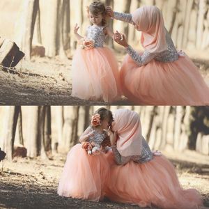 Lindo 2019 Mãe e Filha Vestido de Noite Muçulmano Roupas Combinando Prata Brilhante Lantejoulas Corpete Blush Tule Saia Vestidos de Baile