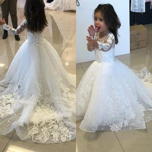 2019 Abiti da ragazza di fiori in tulle bianco per la cerimonia nuziale Applique in pizzo Sweep Train Ragazze Abiti da spettacolo Maniche lunghe Abito da ballo di compleanno per bambini