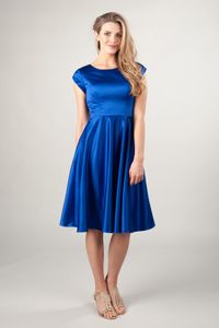 2019 Royal Blue Satin Krótkie Skromne Druhna Suknie Z Cap Rękawy A-Line Długość Kolana Kobiety Nieformalne LDS Wed Party Dress Custom