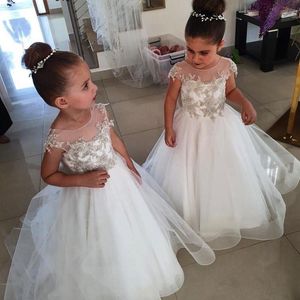 2021 Flower Girl Dresses Lace Appliqued Pärlor Juvel Neck Cap Sleeve Little Girls Pagant Ball Gown Kids First Holy Communion Dress Al5536