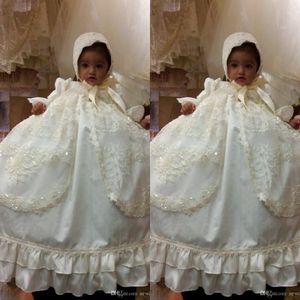 2020 Första kommunikationsklänning Långärmade Ködklänningar för Baby Girls Lace Appliqued Pearls Dop Klänningar med Bonnet