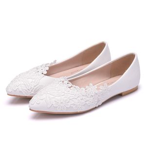 Venda quente-Nova Moda Adequada Mulheres Flats Flores de Renda Sapatos Sapatos De Casamento Branco Apontou Toe Flat Plus Size