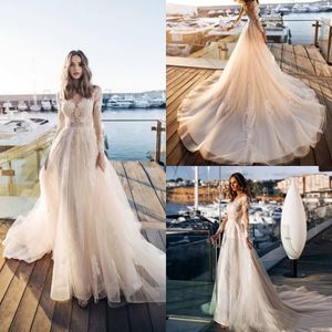 2019 Vintage Ivory Beach Sukienka ślubna Koronka Aplikacja Złudzenie Z Długim Rękawem Sheer Neck Ruched Sweep Pociąg Boho Bohemy Bridal Suknie