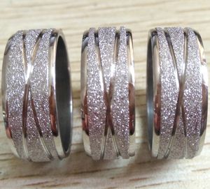 男性と女性のための50pcsのクロスライン曇り銀8mmのステンレス鋼のバンドの結婚指輪