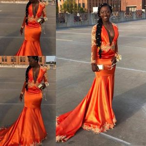 Orange Deep V Neck Prom Klänningar Lace Appliques Långärmade Sleeves Mermaid Evening Gowns Sweep Train South African Formal Party Dress