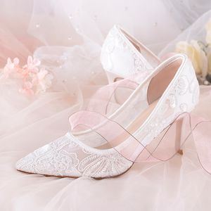 Notícias Noiva Sapatos Brancos Flor Veias Belas Inferior 5 cm 7 cm Saltos médios Dedo Apontado Vestido de Casamento Bombas Mulheres Sapatos de Malha de Ar