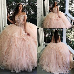 Billiga Vintage Blush Pink Ball Gown Quinceanera Klänningar från axelkristallpärlorna Tulle Ruffles Sweet 16 Party Prom Dress Evening Gowns