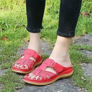 Klassiska kvinnor Sandal Slipper Designer Läder Platt Flip Flop Slides Lockor Utomhus Strand Tofflor Brun Svart 5 Färger Storlek 35-43