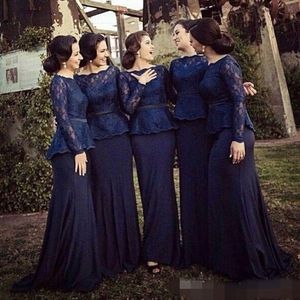 Brautjungfernkleider, Marineblau, lange Ärmel, Schößchen, Spitzenapplikation, Band, Sweep-Zug, gewellter Ausschnitt, Plus-Size-Kleid für Trauzeugin nach Maß