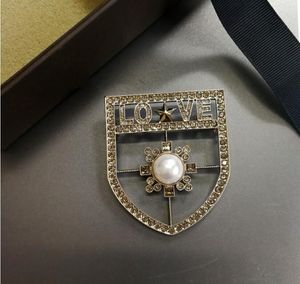 Mode-neue Kreuzperlenbrosche Sterne LIEBEN Retro-Palast hohle aristokratische Modelle Flash-Diamantbrosche
